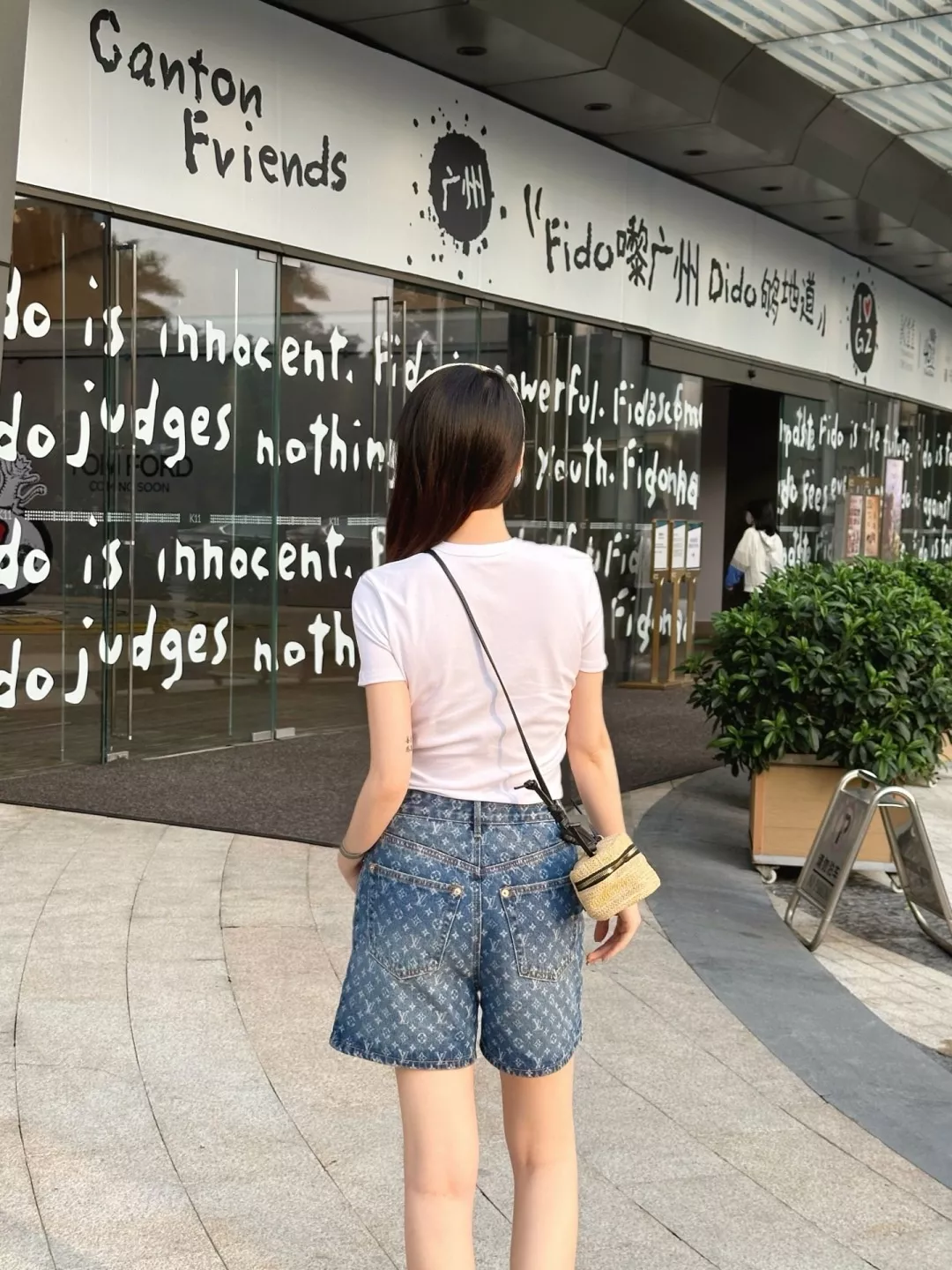 셀린느 아치 로고 슬림핏 크루넥 티 상세 이미지 24