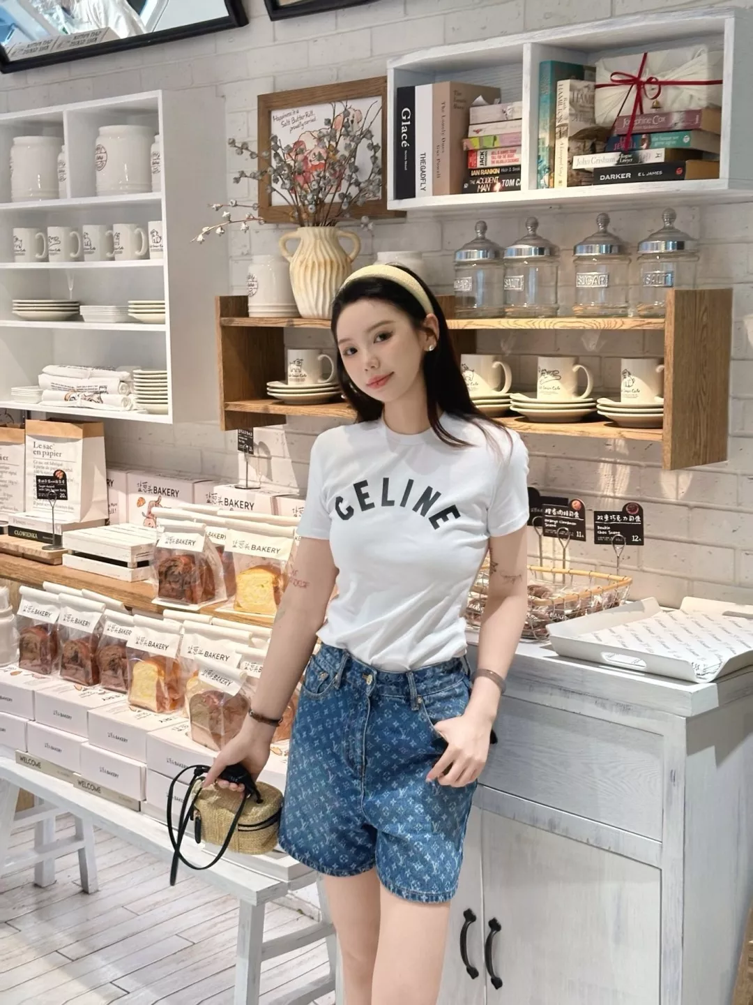 셀린느 아치 로고 슬림핏 크루넥 티 상세 이미지 22
