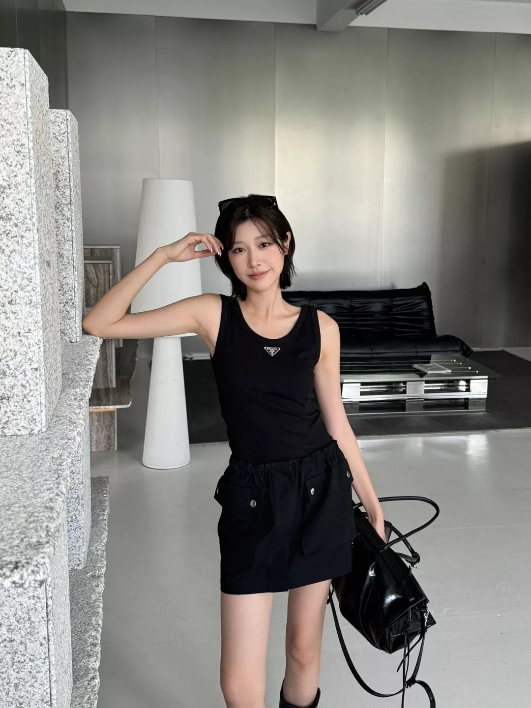 프라다 삼각 로고 포인트 카고 스타일 블랙 스커트 상세 이미지 24