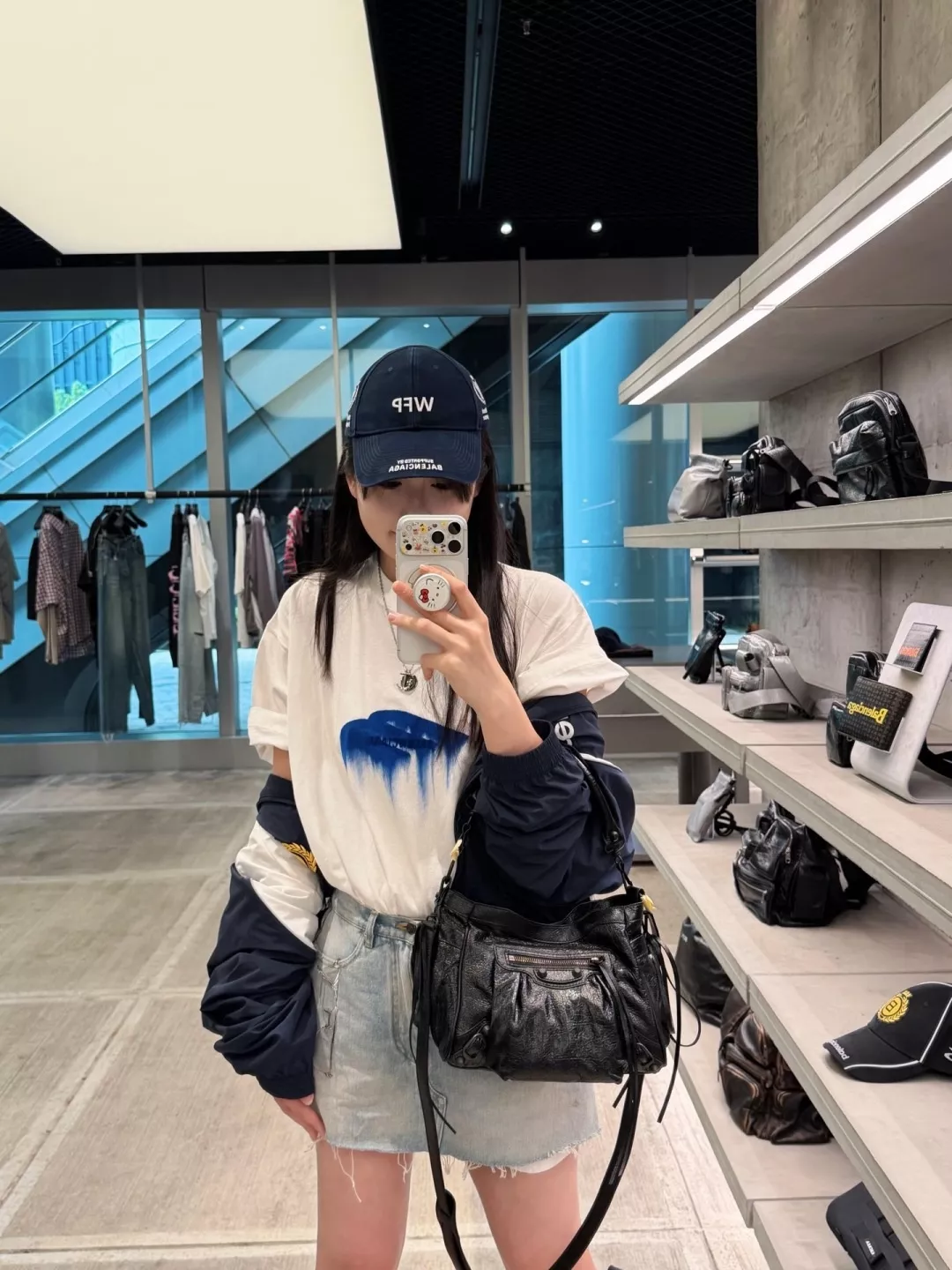 발렌시아가 그래피티 자수 포인트 루즈핏 코튼 티 상세 이미지 25