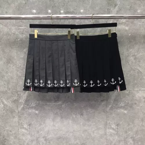 톰브라운 앵커 자수 플리츠 스커트