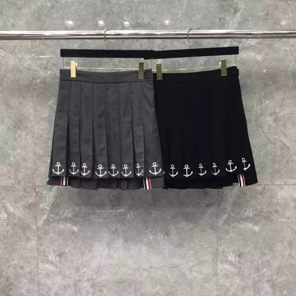 톰브라운 앵커 자수 플리츠 스커트