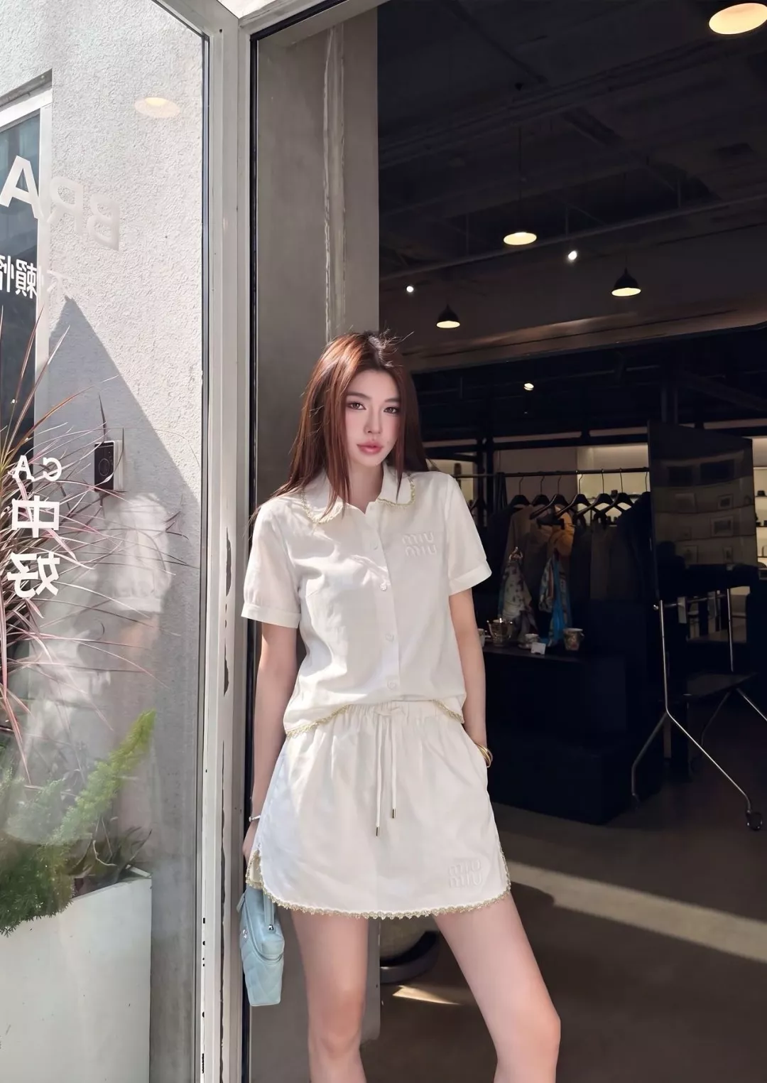 미우미우 화이트 레이스 장식 셔츠와 스커트 구성 상세 이미지 11