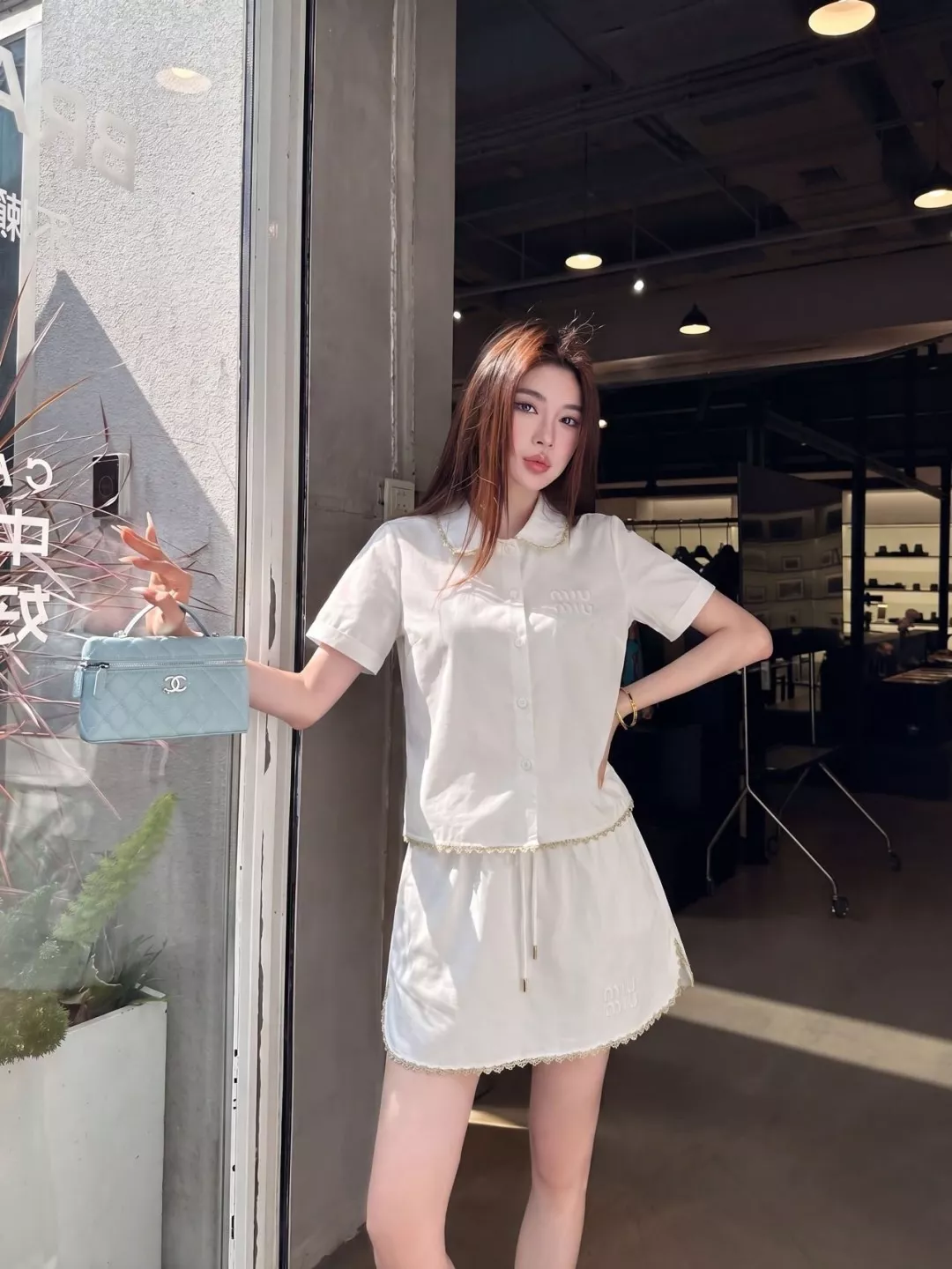 미우미우 화이트 레이스 장식 셔츠와 스커트 구성 상세 이미지 17