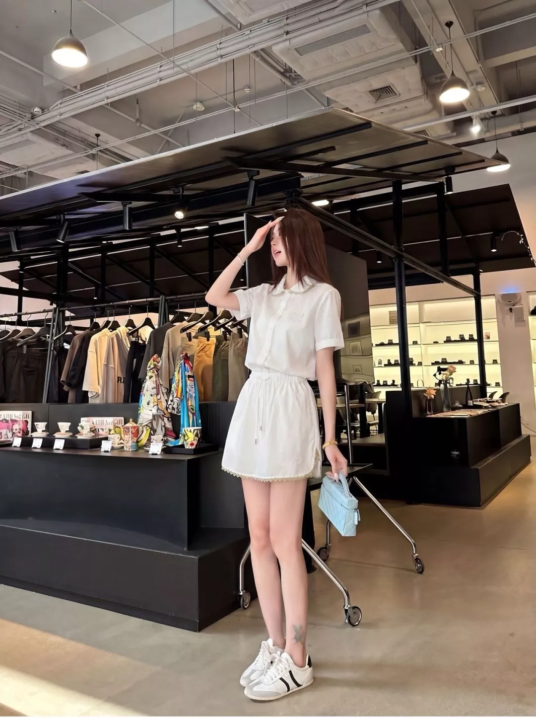 미우미우 화이트 레이스 장식 셔츠와 스커트 구성 상세 이미지 18
