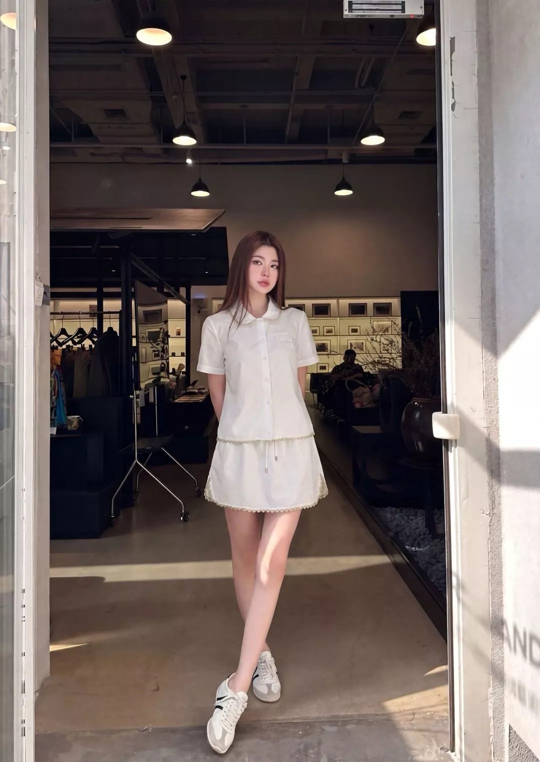 미우미우 화이트 레이스 장식 셔츠와 스커트 구성 상세 이미지 15