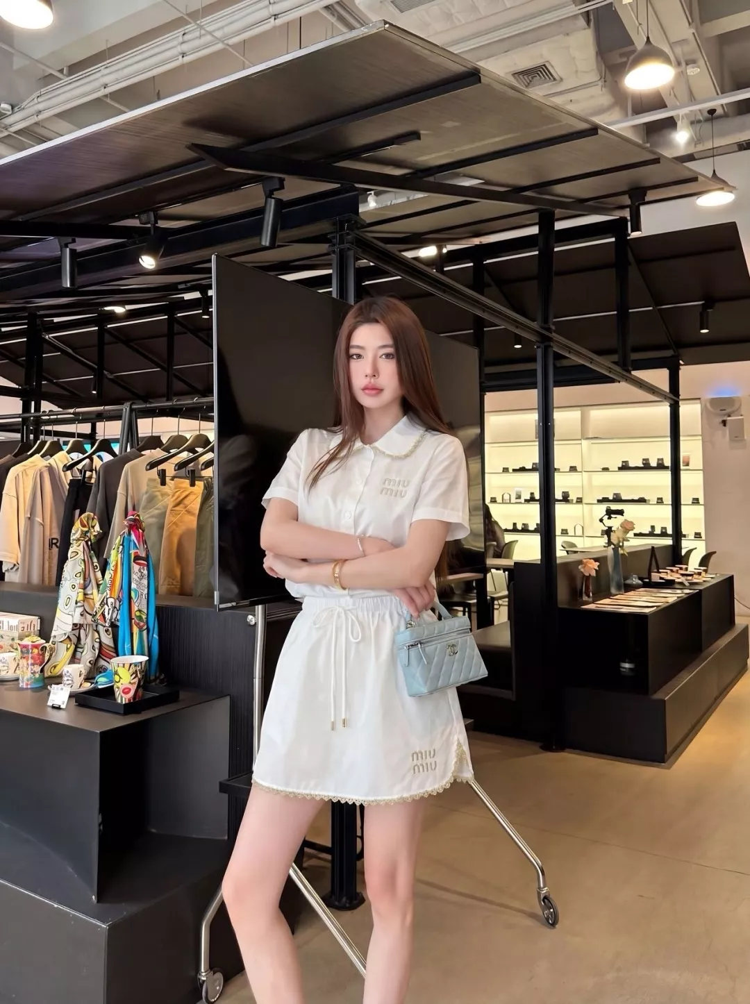 미우미우 화이트 레이스 장식 셔츠와 스커트 구성 상세 이미지 16