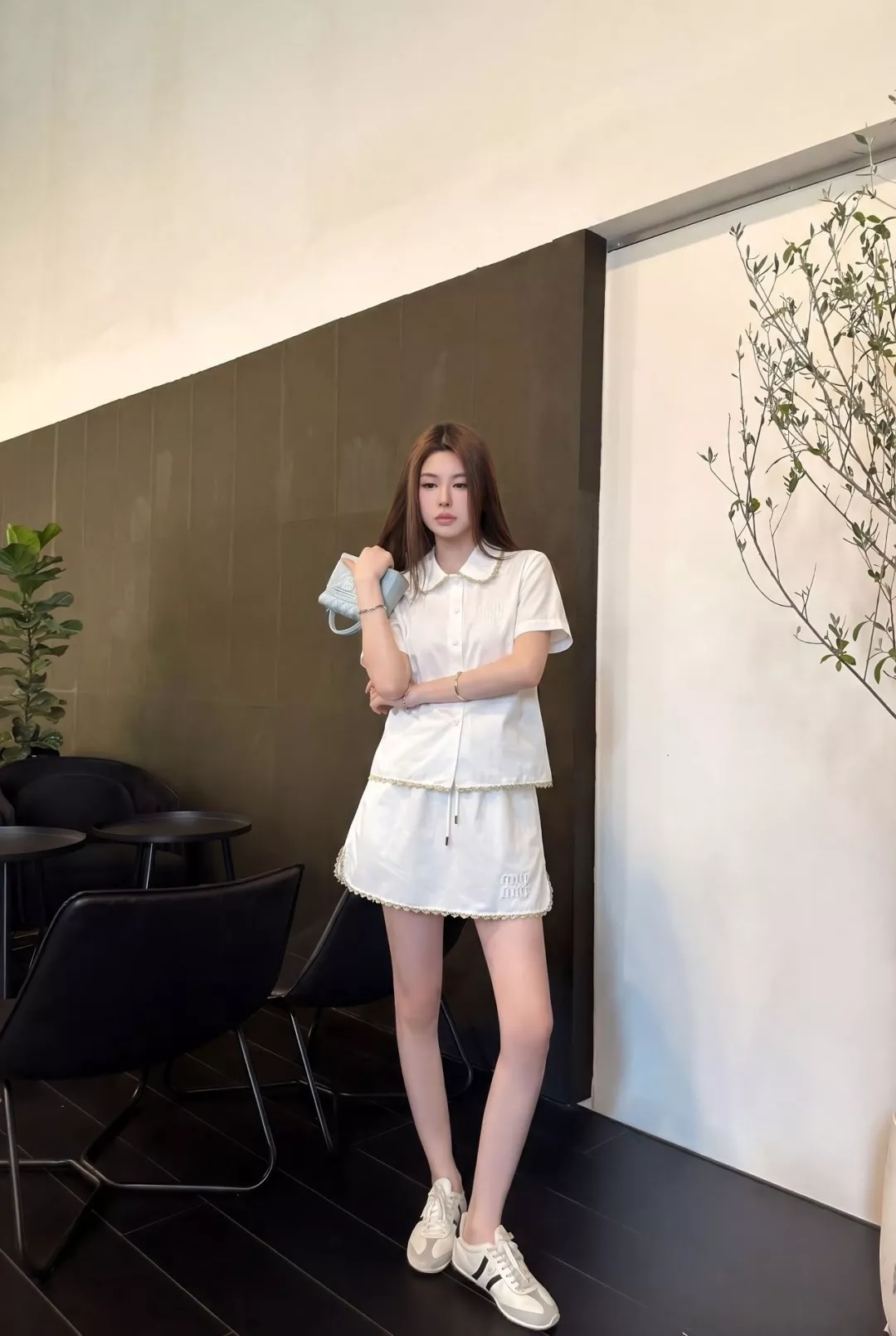 미우미우 화이트 레이스 장식 셔츠와 스커트 구성 상세 이미지 13