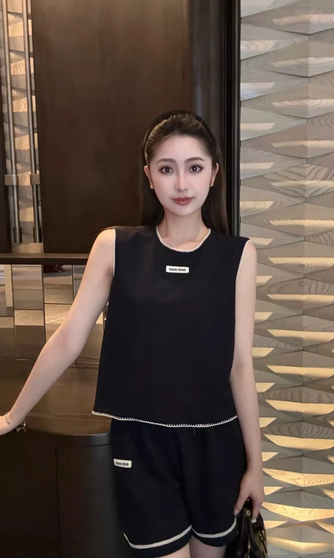 미우미우 버블 텍스처 슬리브리스 쇼츠 셋업 상세 이미지 25