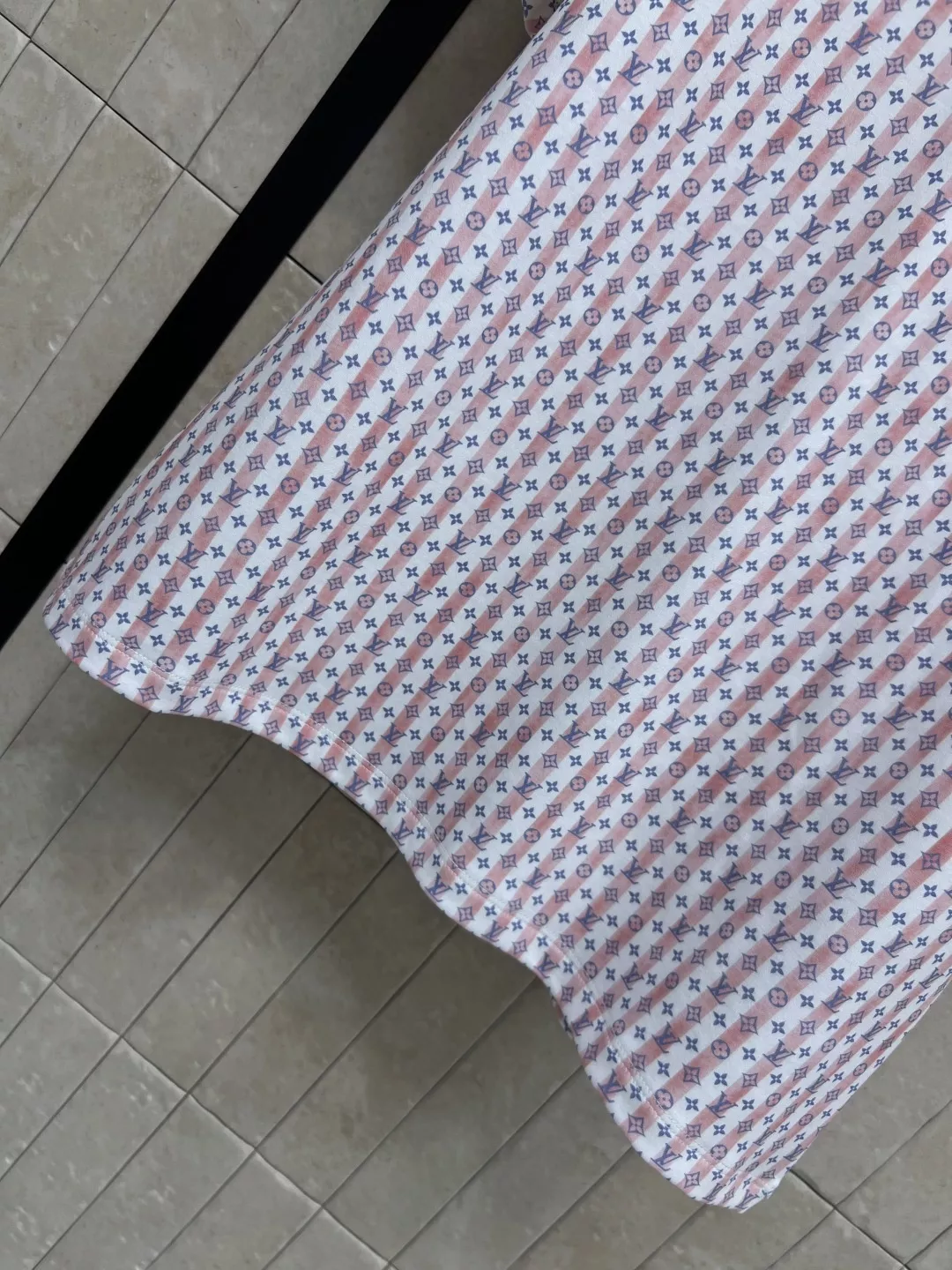 루이비통 모노그램 패턴 코튼 반팔 탑 상세 이미지 4