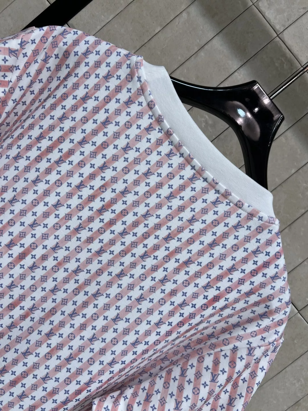 루이비통 모노그램 패턴 코튼 반팔 탑 상세 이미지 8