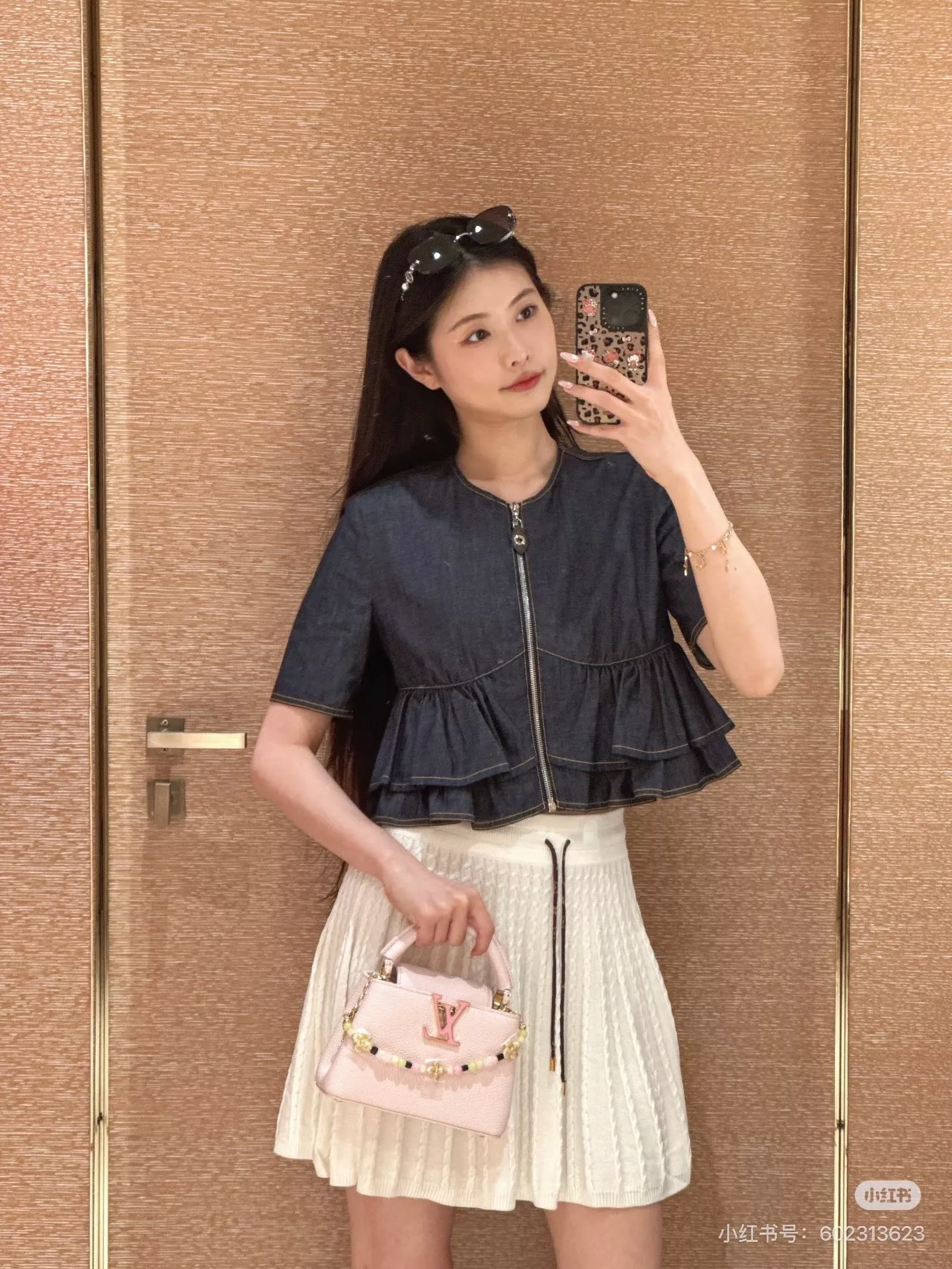 루이비통 빈티지 질감의 라운드넥 데님 탑 상세 이미지 18