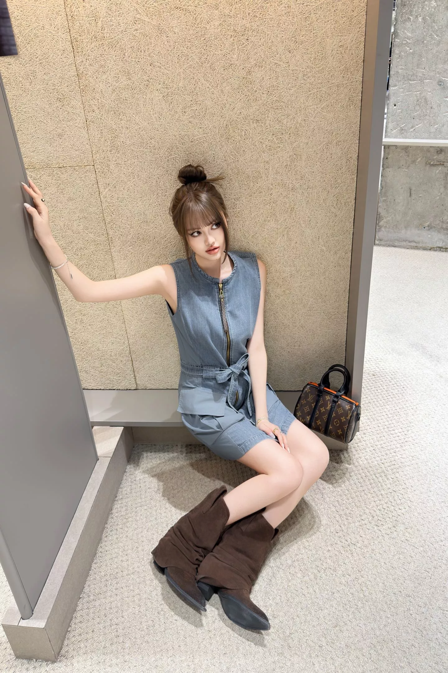 루이비통 워싱 데님 슬리브리스 집업 드레스 상세 이미지 39
