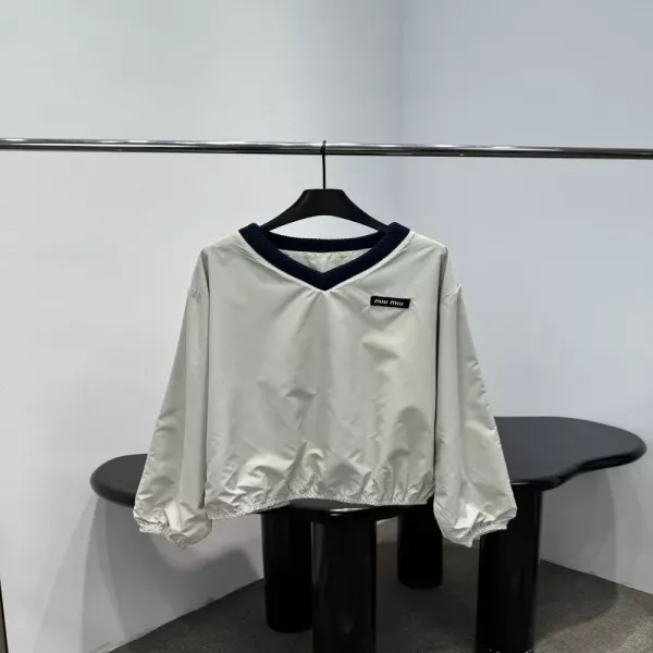 미우미우 새틴 무드 브이넥 풀오버