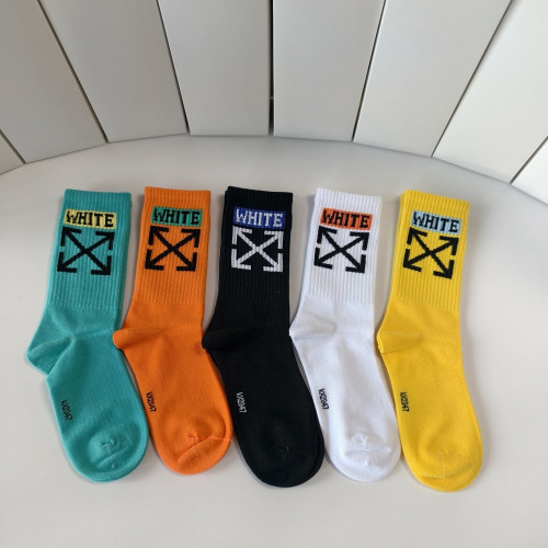 오프화이트 로고 포인트 중장목 삭스