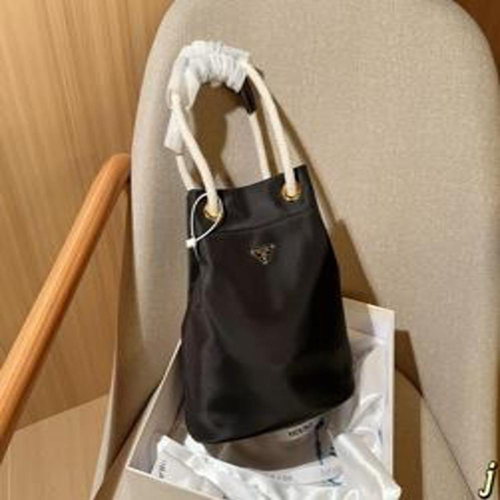 프라다 25SS 나일론 마끈 버킷백