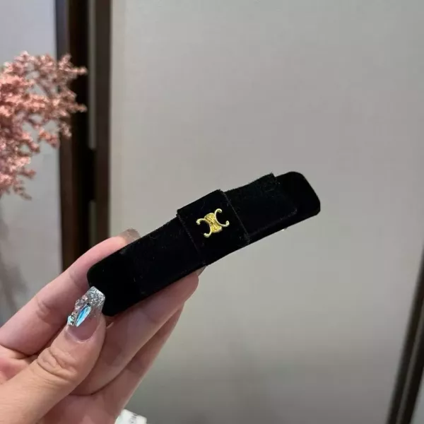 셀린느 로고 포인트 바레트 스타일 헤어 장식