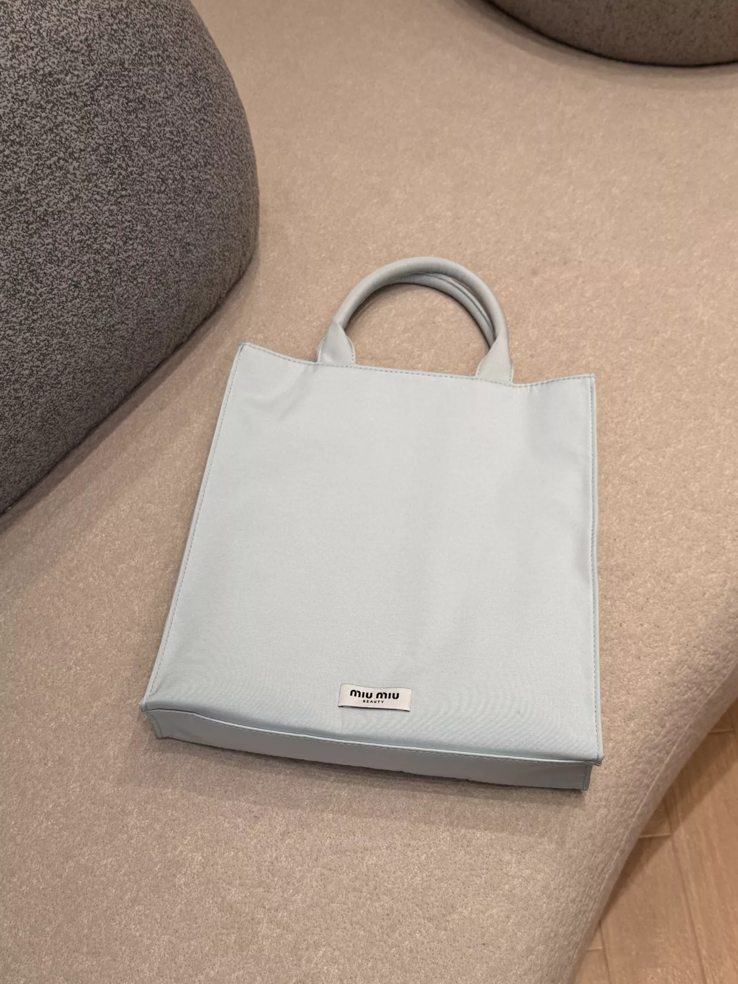 미우미우 새틴 질감 세로형 데일리 백 상세 이미지 9