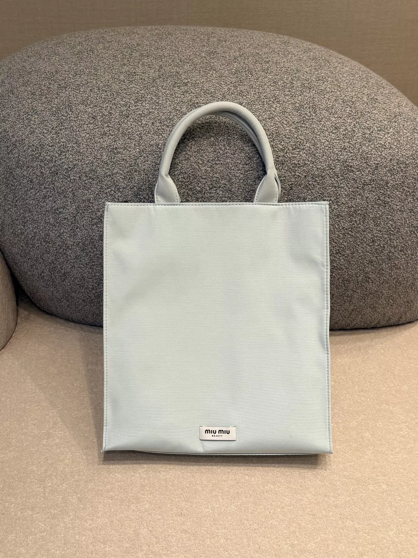 미우미우 새틴 질감 세로형 데일리 백 상세 이미지 7