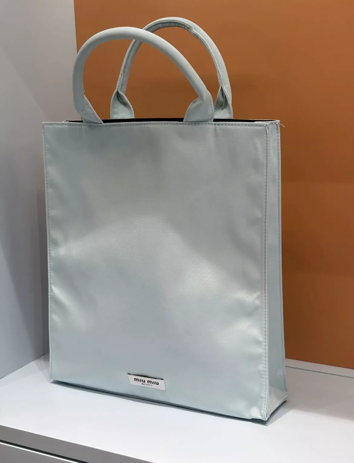 미우미우 새틴 질감 세로형 데일리 백 상세 이미지 19