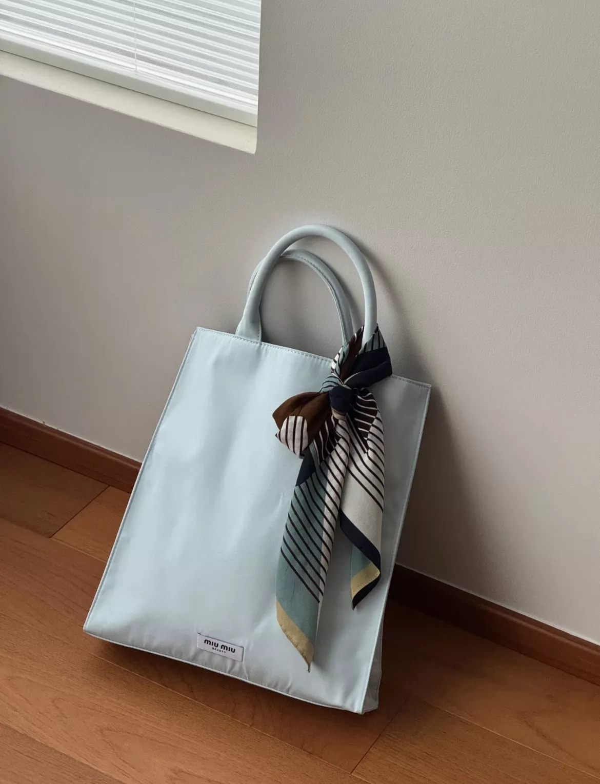 미우미우 새틴 질감 세로형 데일리 백 상세 이미지 14