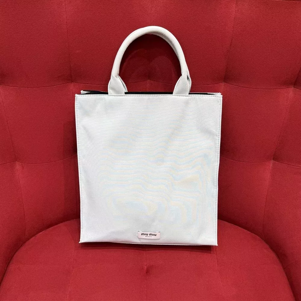 미우미우 새틴 질감 세로형 데일리 백