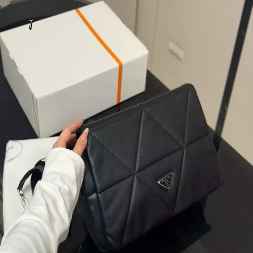 프라다 클래식 우편형 숄더백
