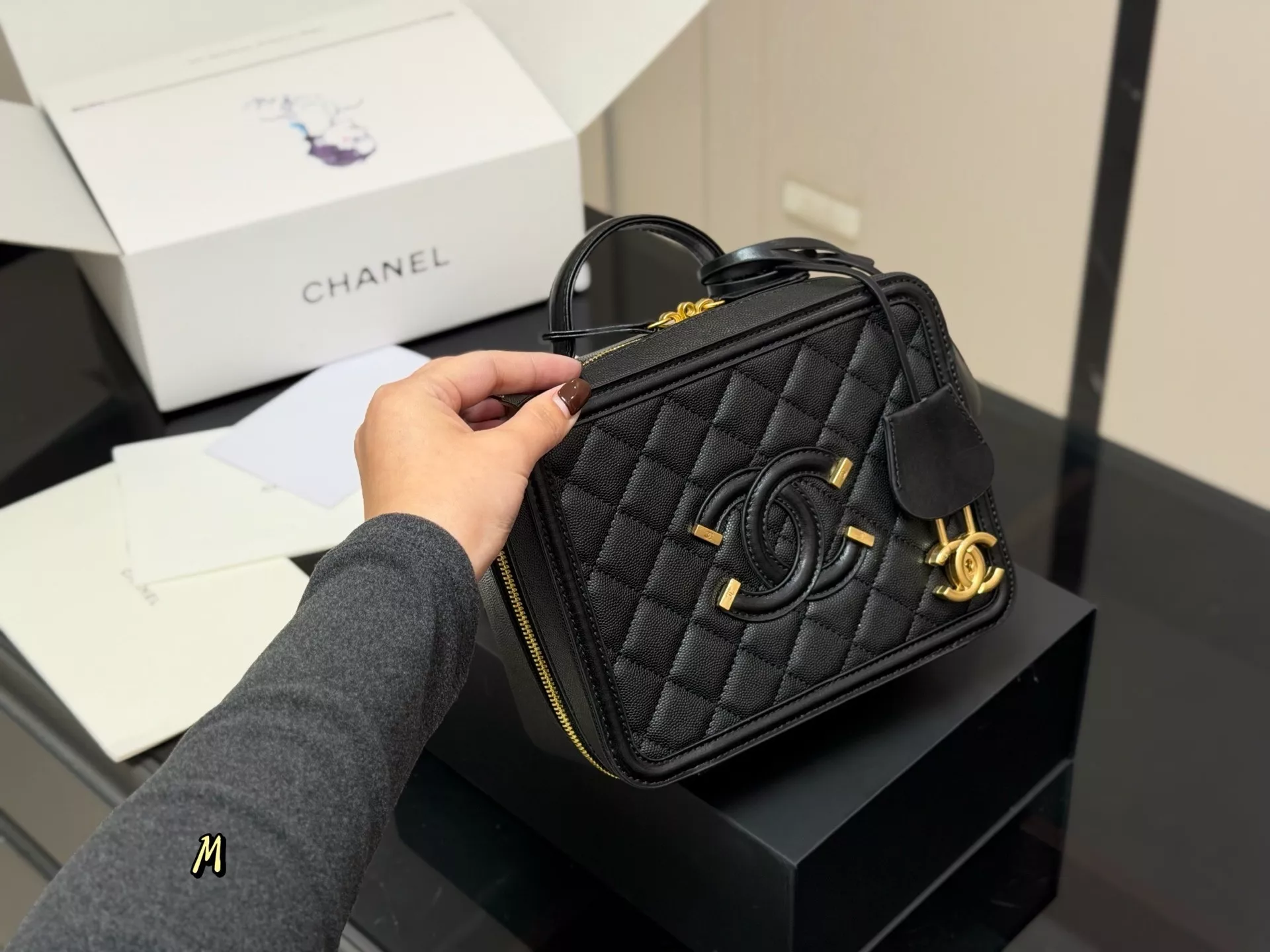 샤넬 빈티지 감성 박스형 핸들백 상세 이미지 2