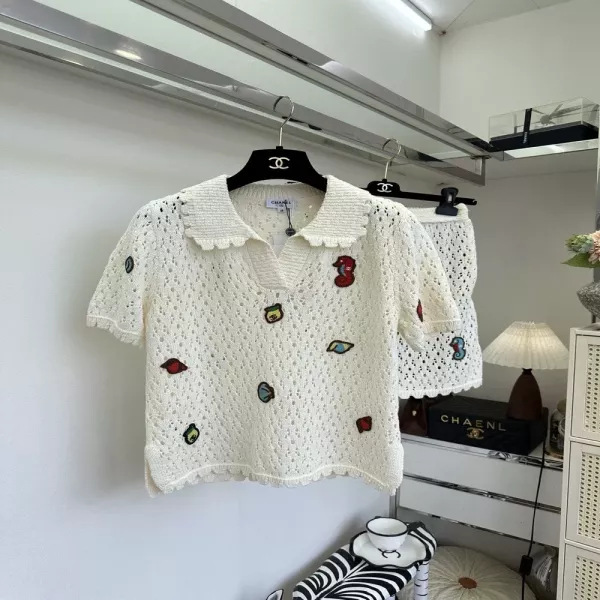샤넬 플라워 아플리케 카라 상의와 A라인 스커트 조합