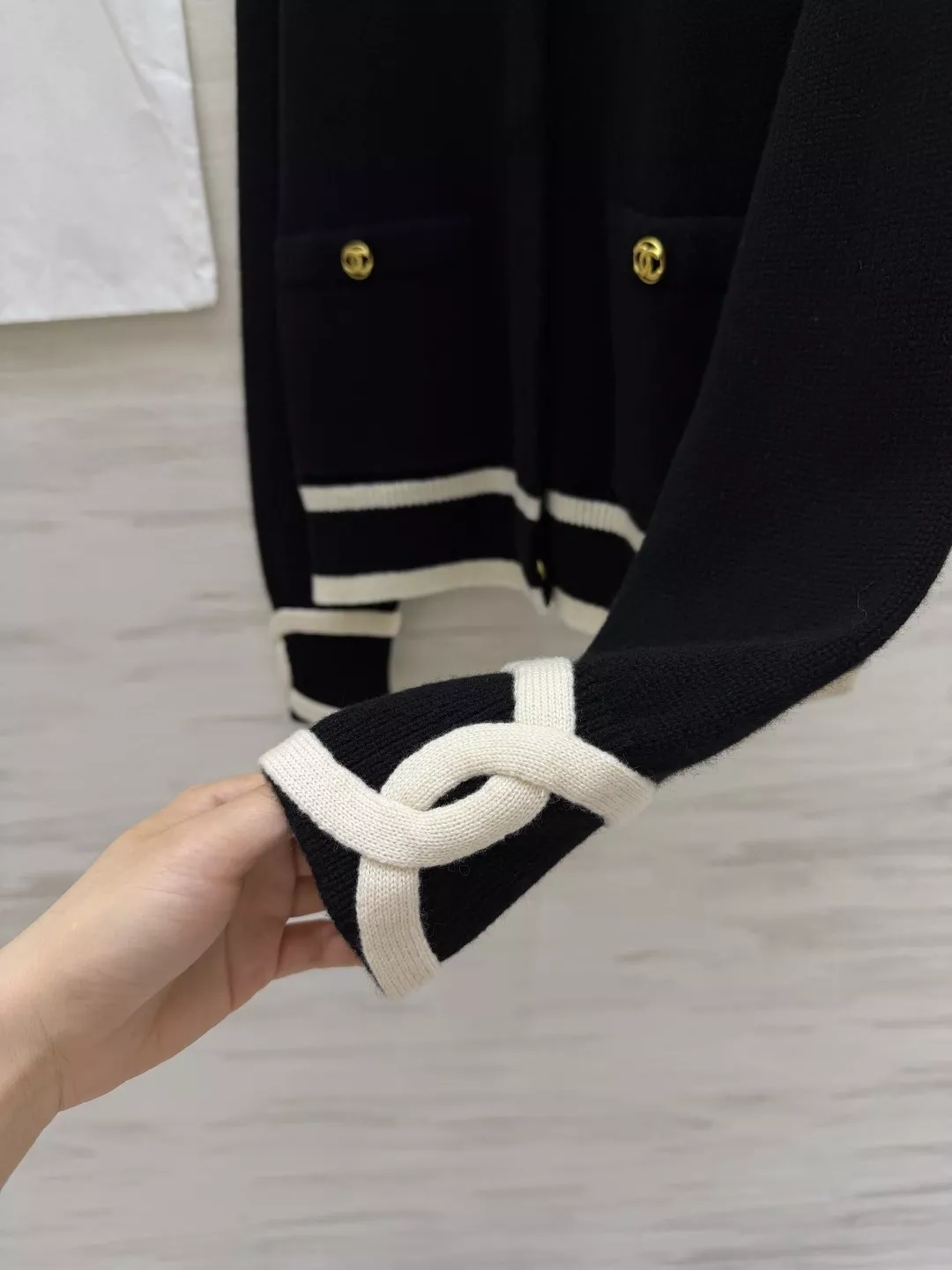 샤넬 블랙 화이트 배색 캐시미어 가디건 상세 이미지 5
