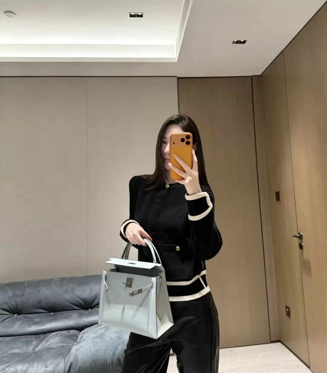 샤넬 블랙 화이트 배색 캐시미어 가디건 상세 이미지 13
