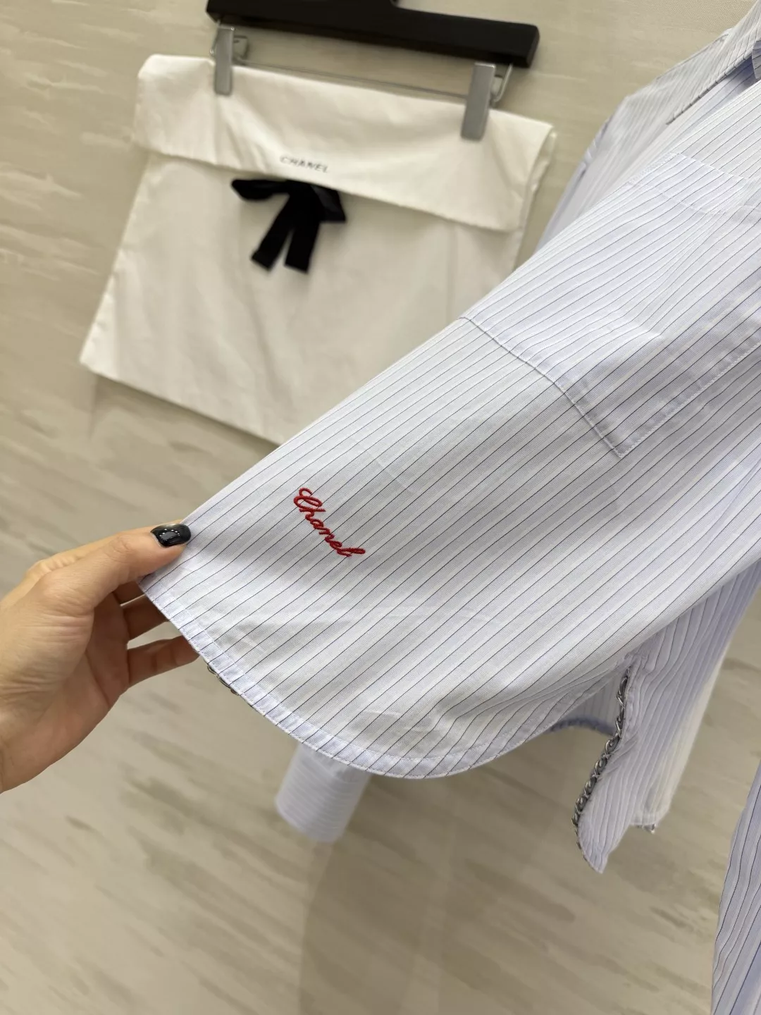 샤넬 스트라이프 자수 포인트 셔츠 상세 이미지 5