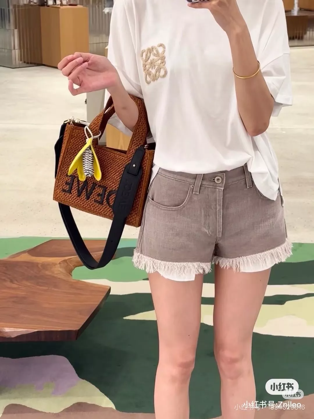로에베 아나그램 자수 크롭 티 상세 이미지 9