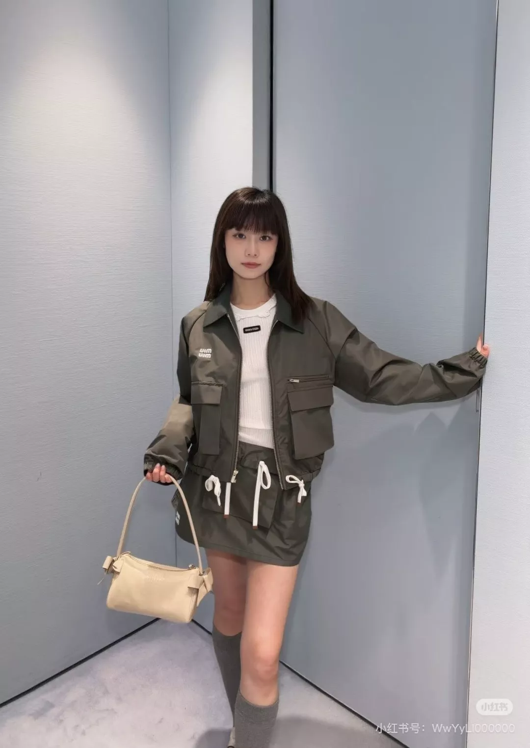 미우미우 크롭 재킷과 미니 스커트 세트 상세 이미지 2