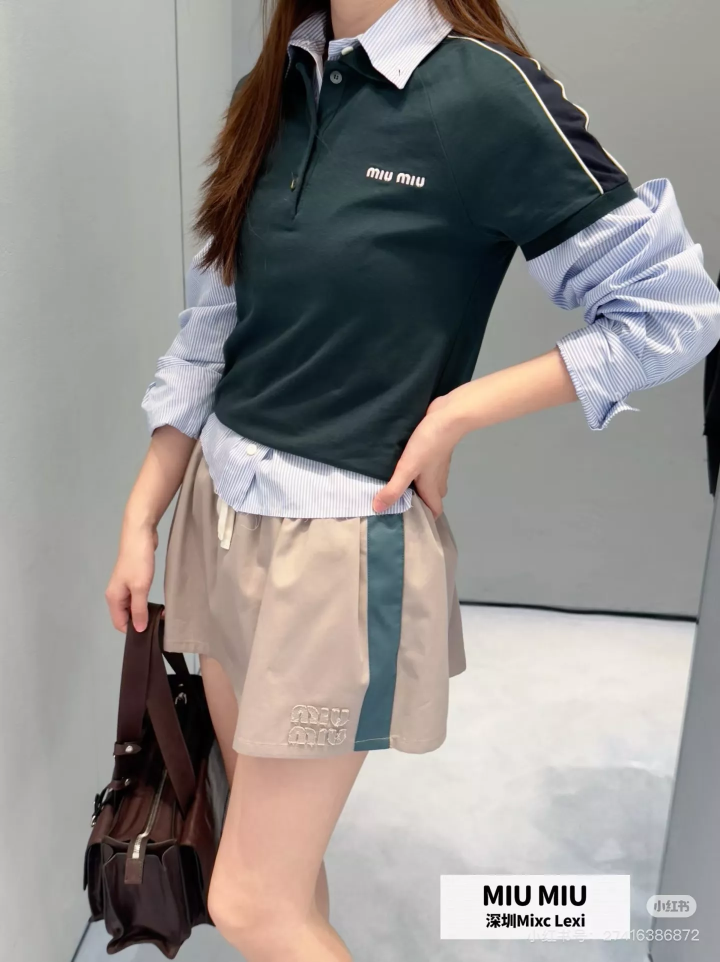 미우미우 복고 무드 스포티 집업과 미니 스커트 세트 상세 이미지 3