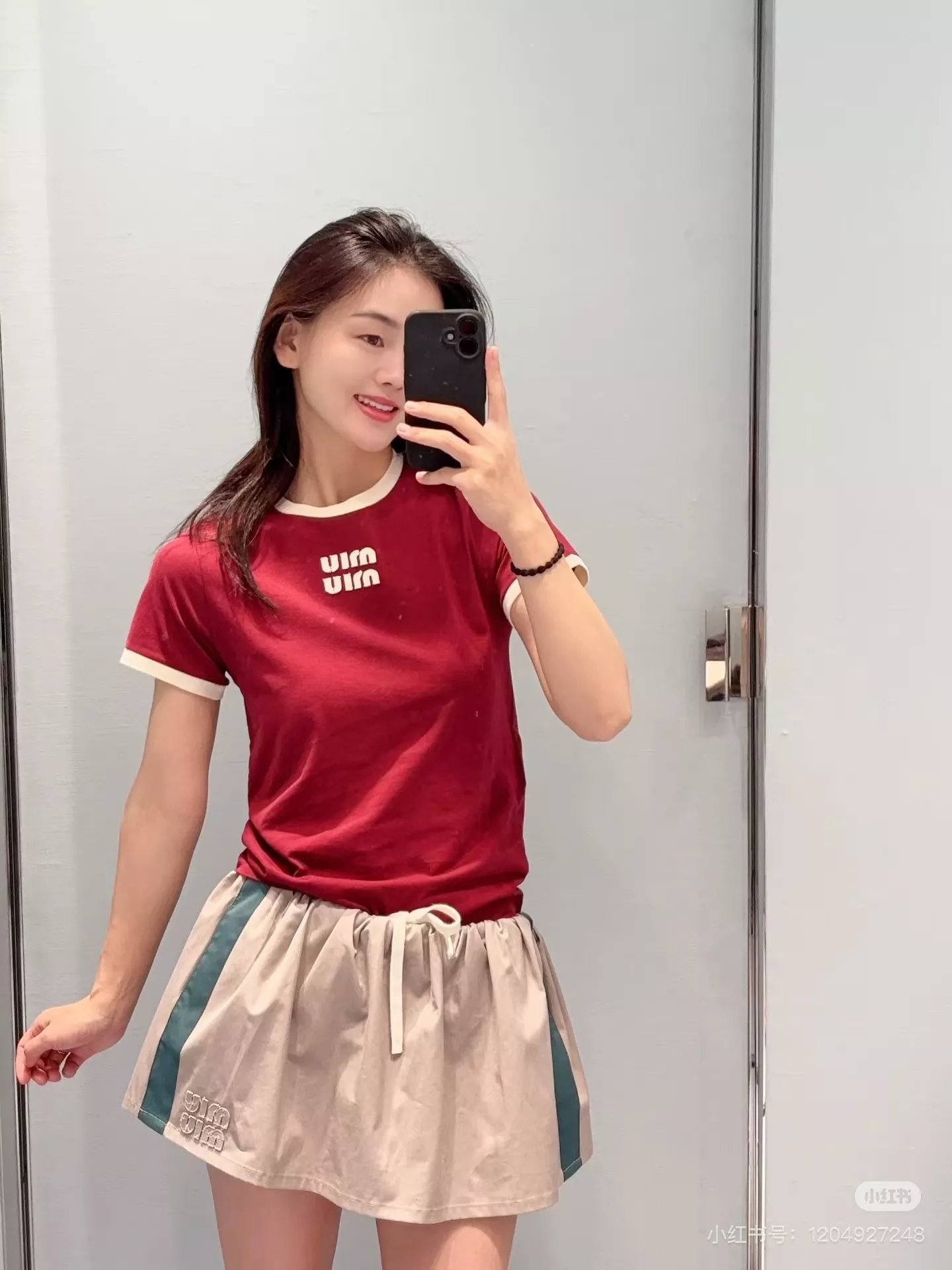 미우미우 복고 무드 스포티 집업과 미니 스커트 세트 상세 이미지 6