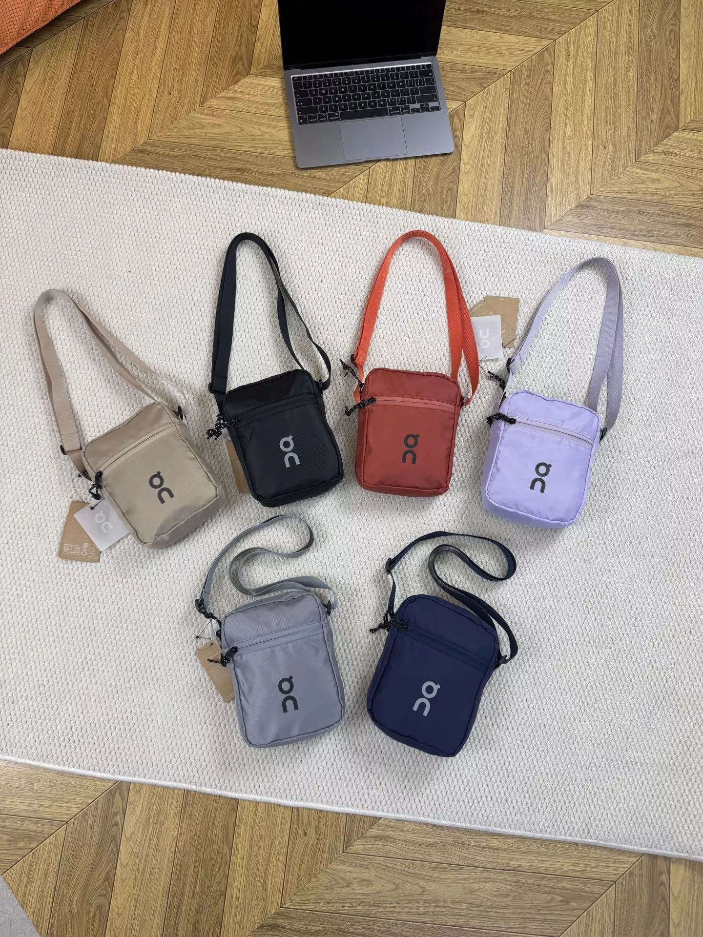 온러닝 로고 포인트 미니 크로스백 상세 이미지 1