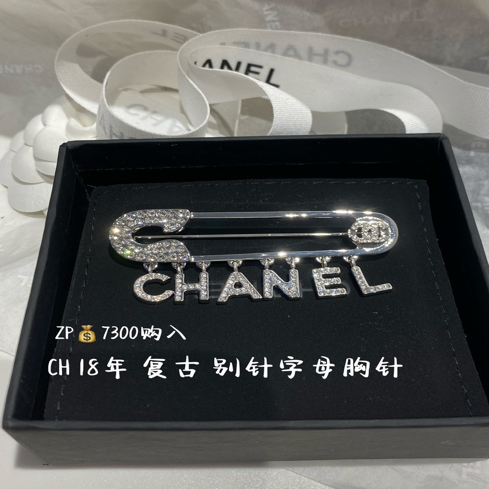 샤넬 레터링 큐빅 포인트 핀 장식