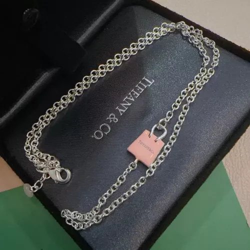 티파니앤코 빈티지 무드 실버 체인 장식 목선 포인트 아이템