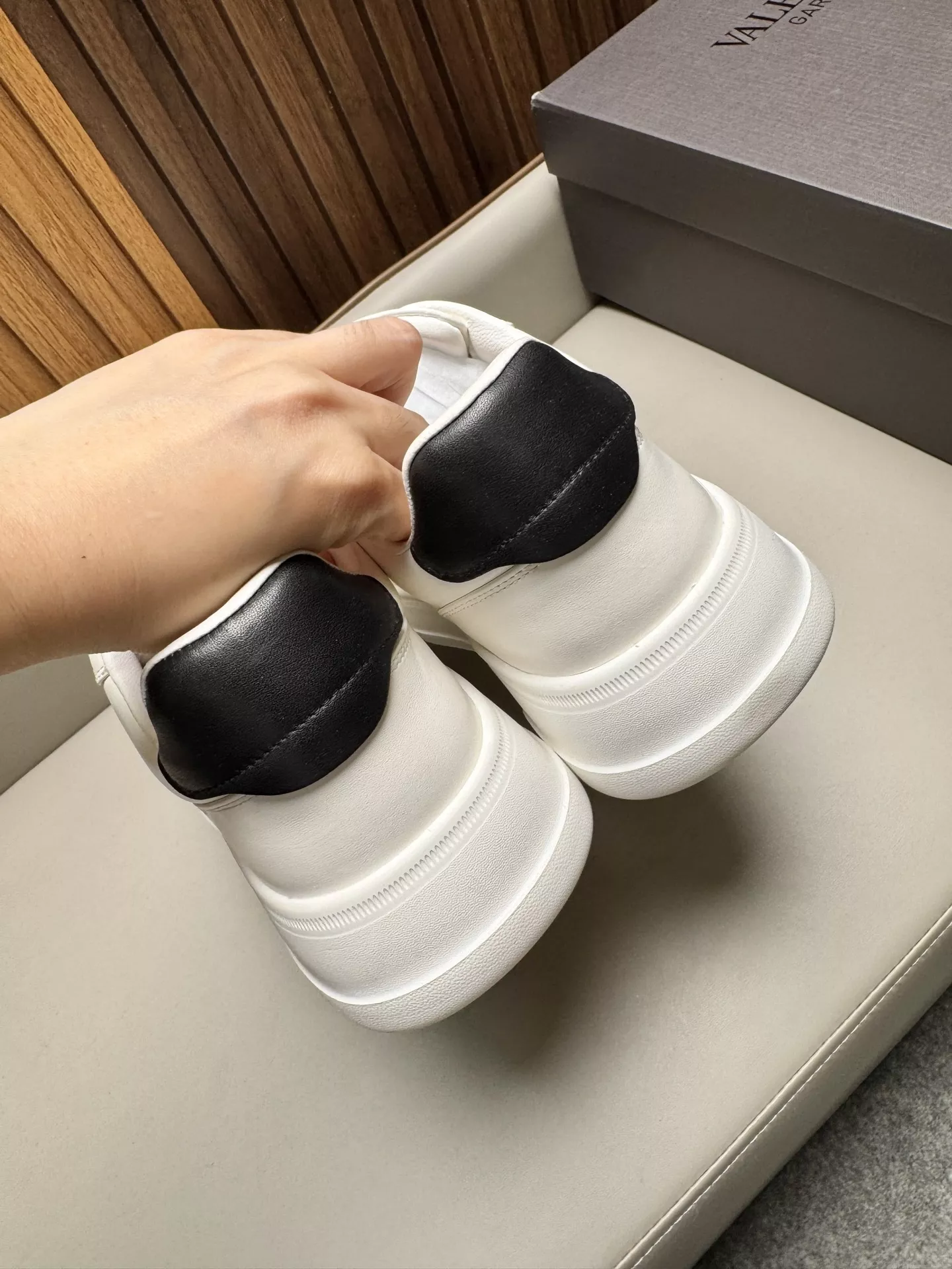 발렌티노 캐주얼 레이스업 스니커즈 상세 이미지 5