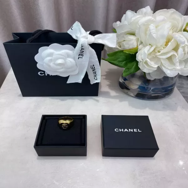 샤넬 빈티지 무드 하트 포인트 링