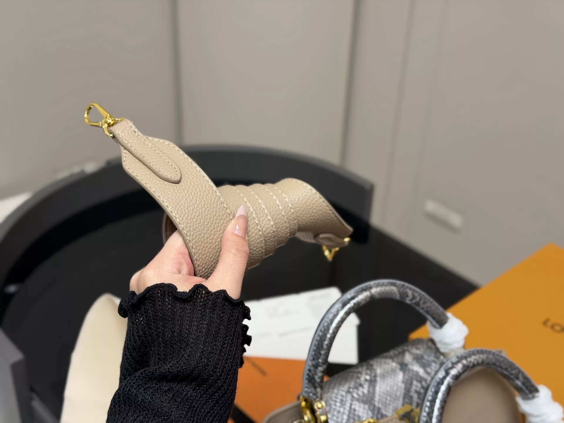 루이비통 카퓌신 그레인 가죽 백 상세 이미지 7