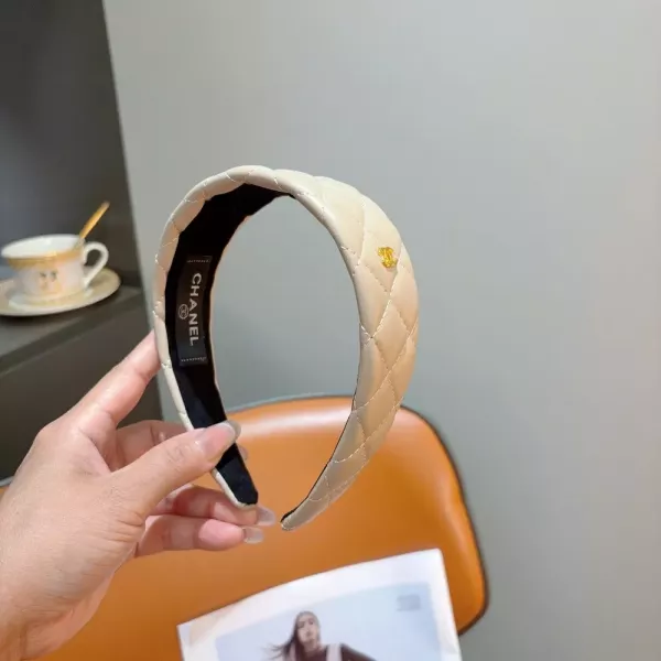 샤넬 퀼팅 레터 장식 헤어 액세서리