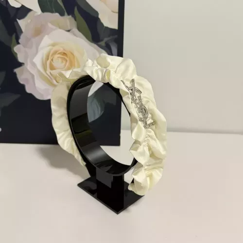 입생로랑 셔링 디테일 헤어 액세서리