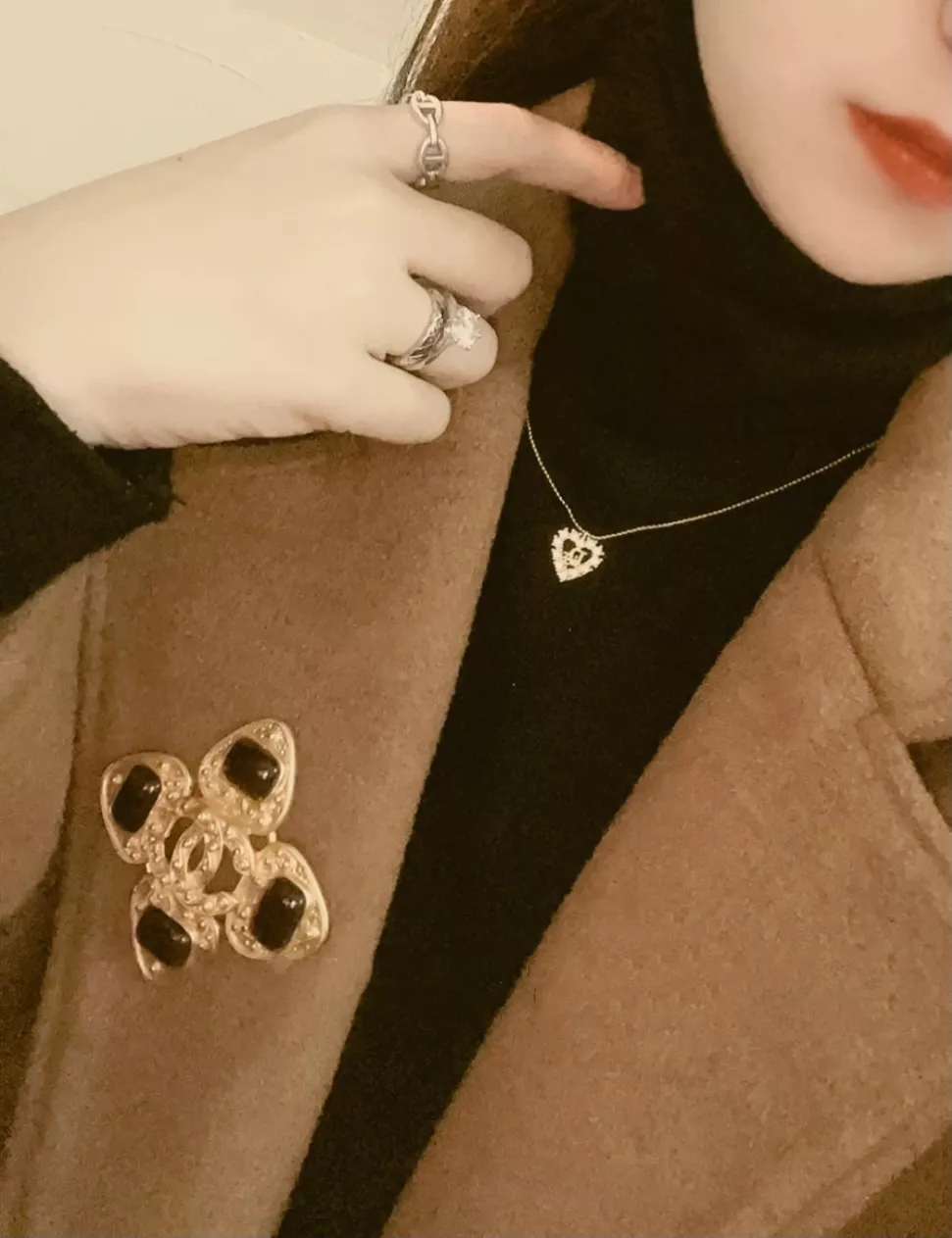 디올 빈티지 무드 하트 로고 네크리스 상세 이미지 16