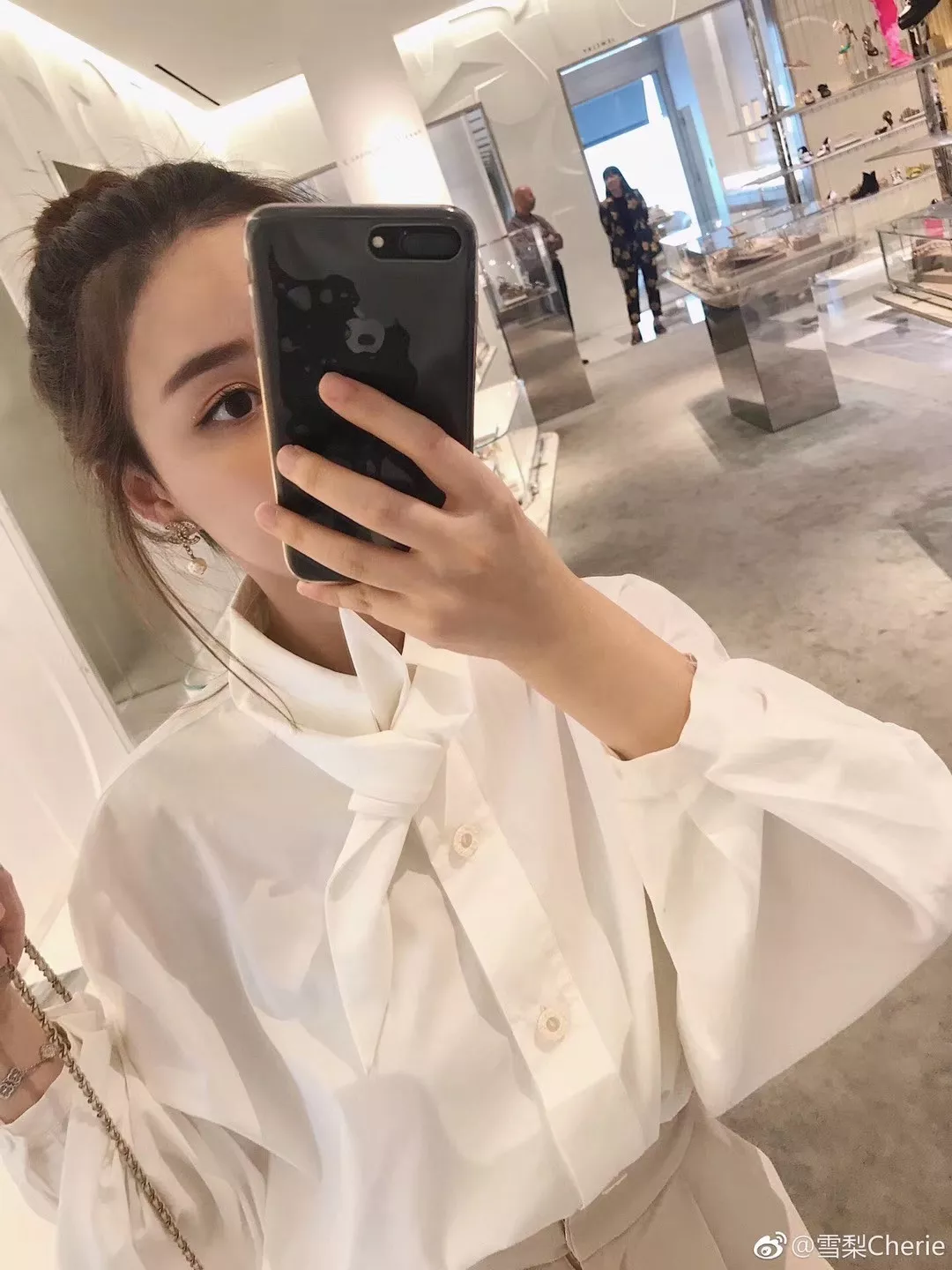 샤넬 펄 드롭 로고 이어링 상세 이미지 16