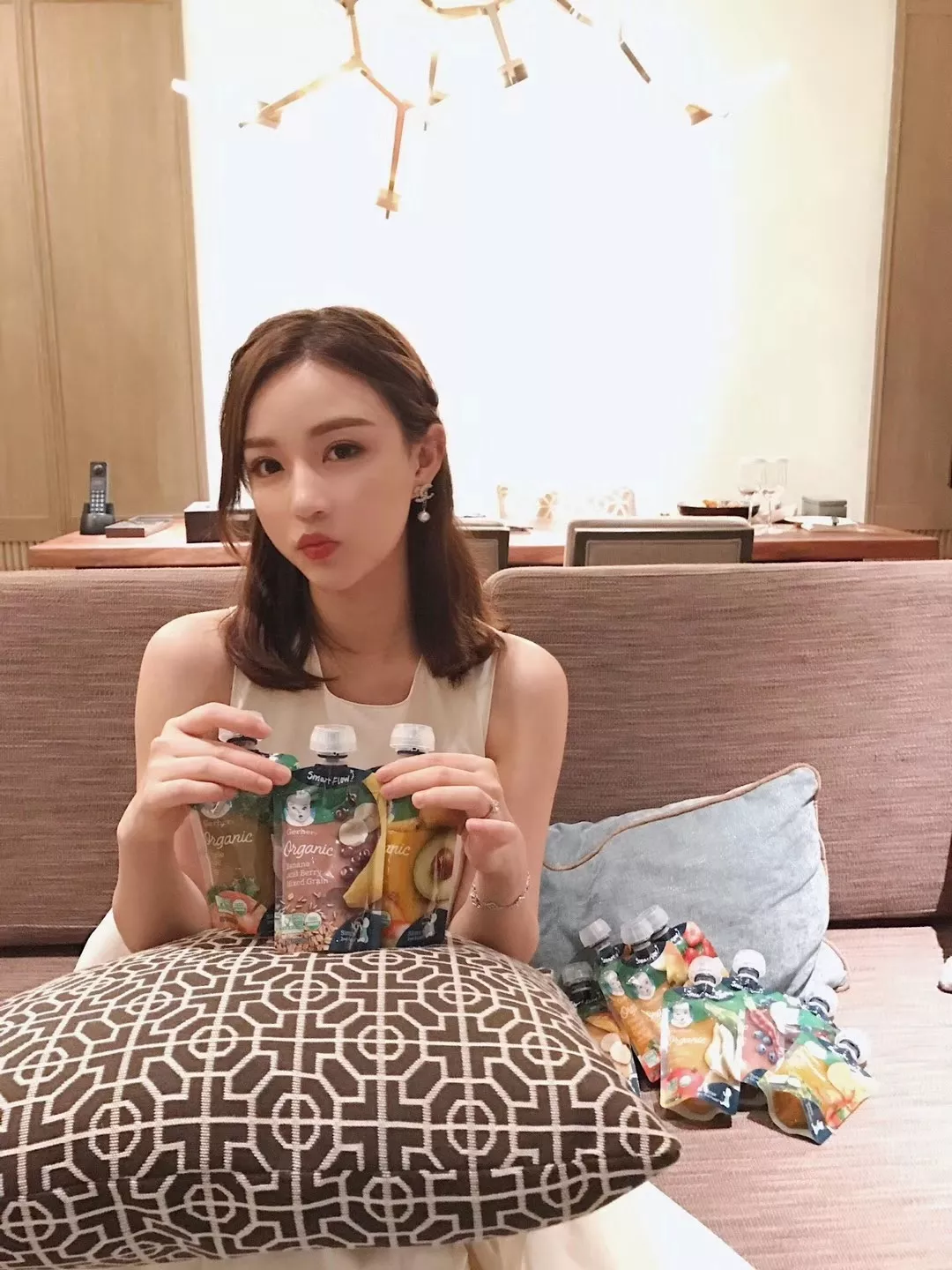샤넬 펄 드롭 로고 이어링 상세 이미지 25