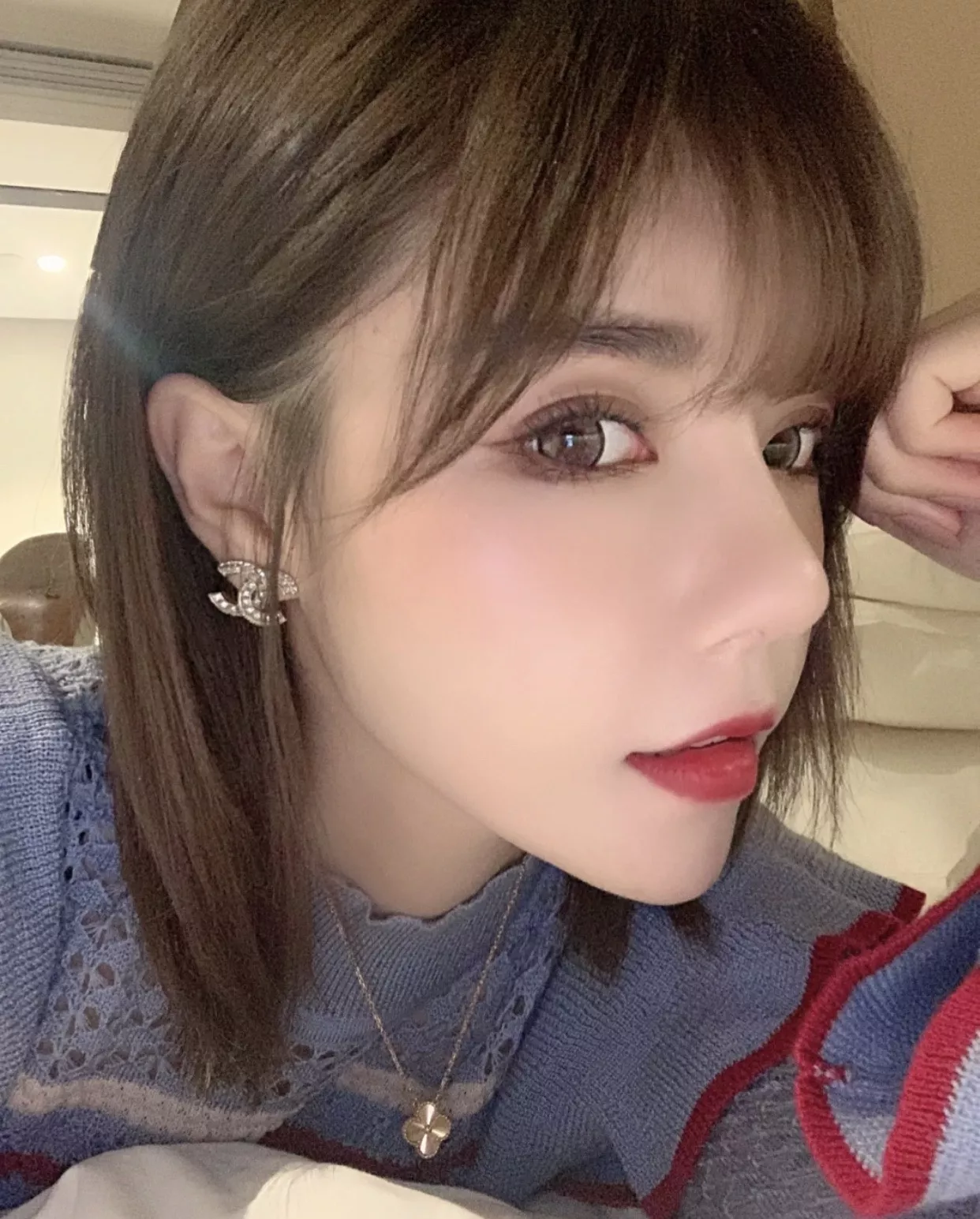 샤넬 펄 드롭 로고 이어링 상세 이미지 19