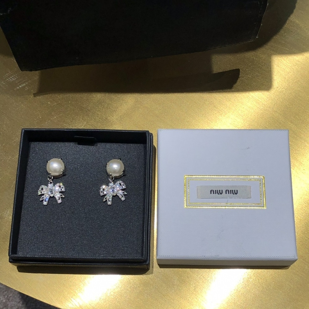 미우미우 진주 장식 크리스탈 이어 액세서리
