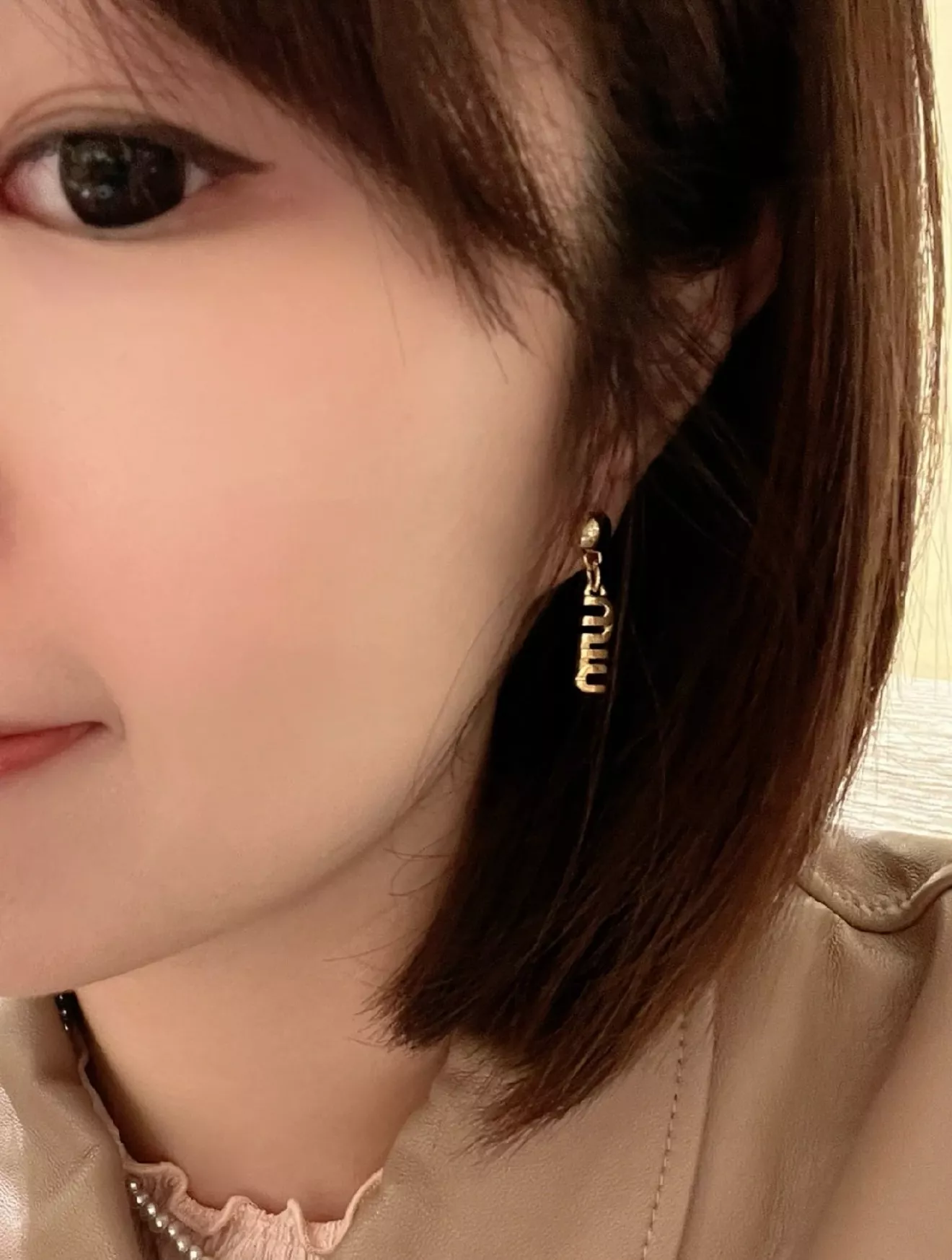 미우미우 레터링 드롭 이어 액세서리 상세 이미지 10